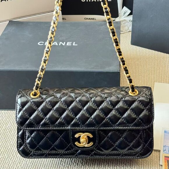 Classic CHANEL Bag: A Stylish and Versatile Choice for Elegance - Picture 4 of 5